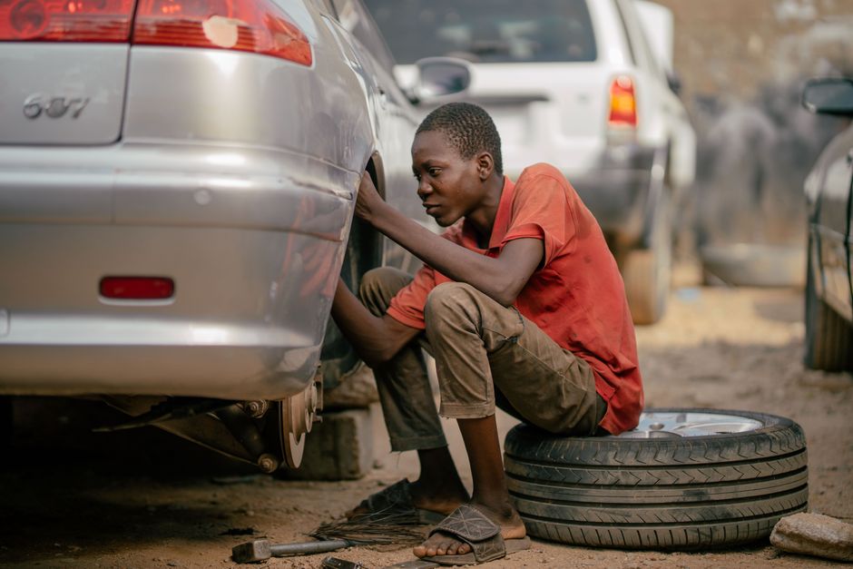 Mechanic changing a car tire safely